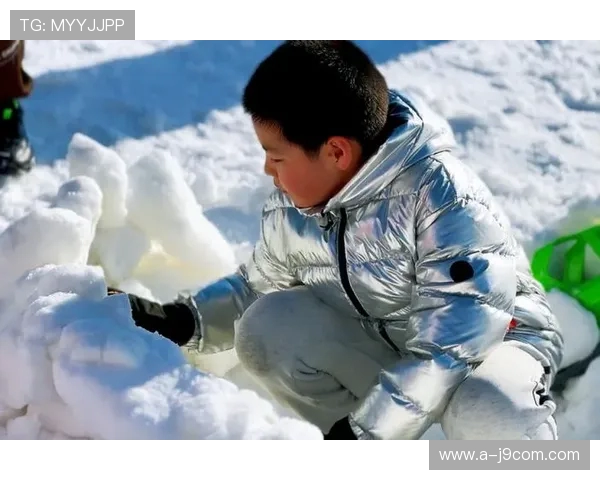 打造欢乐冬日，亲子雪地足球训练乐趣无限